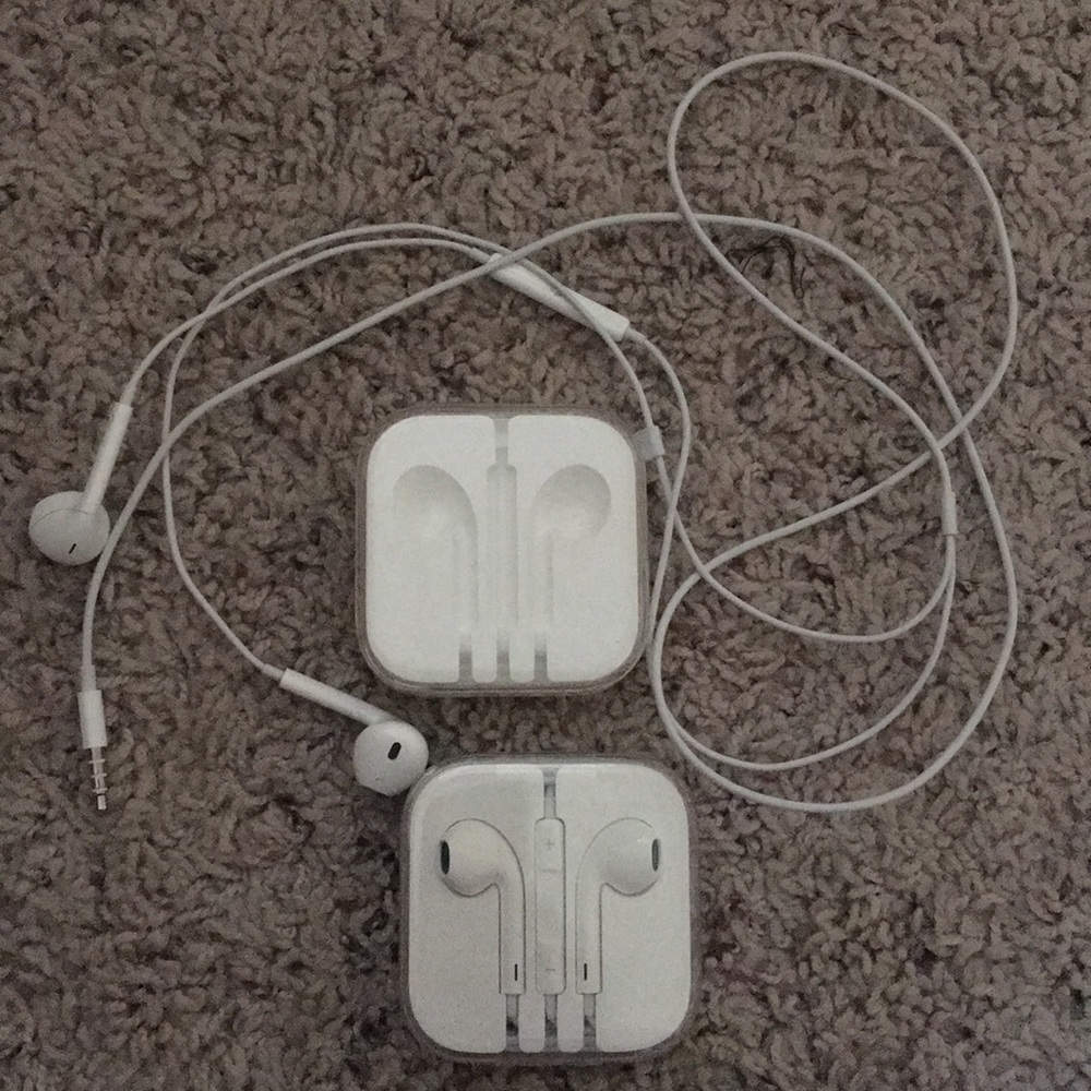 Apple earphones!!